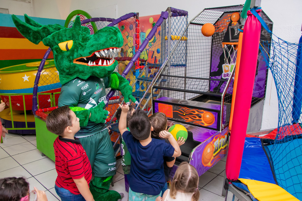 mascote do bauru basket jogando basquete com convidados
