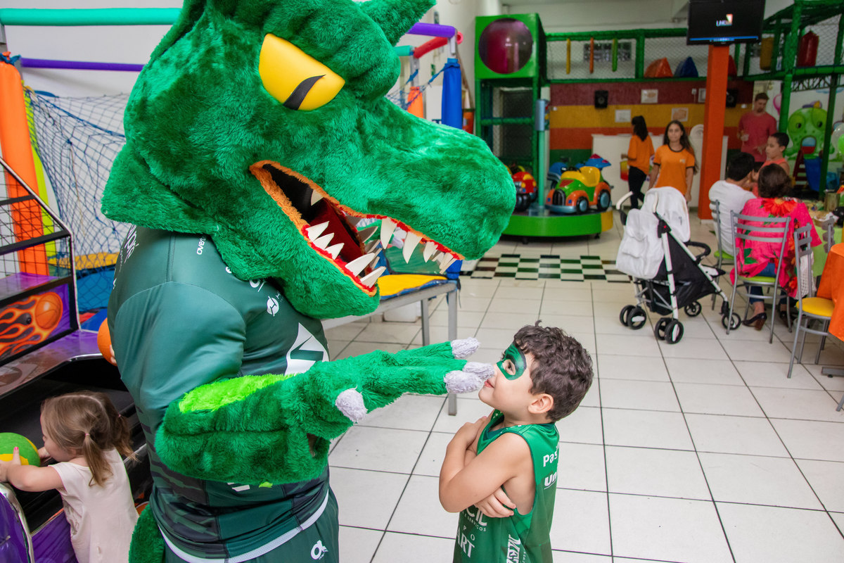mascote do bauru basket conversando com criança em aniversário