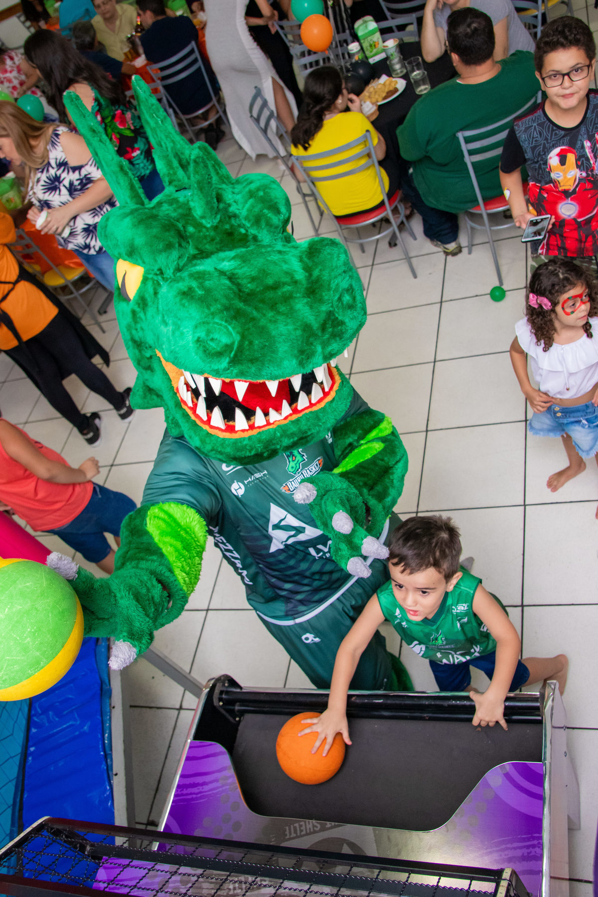 mascote do bauru basket jogando basquete com aniversariante