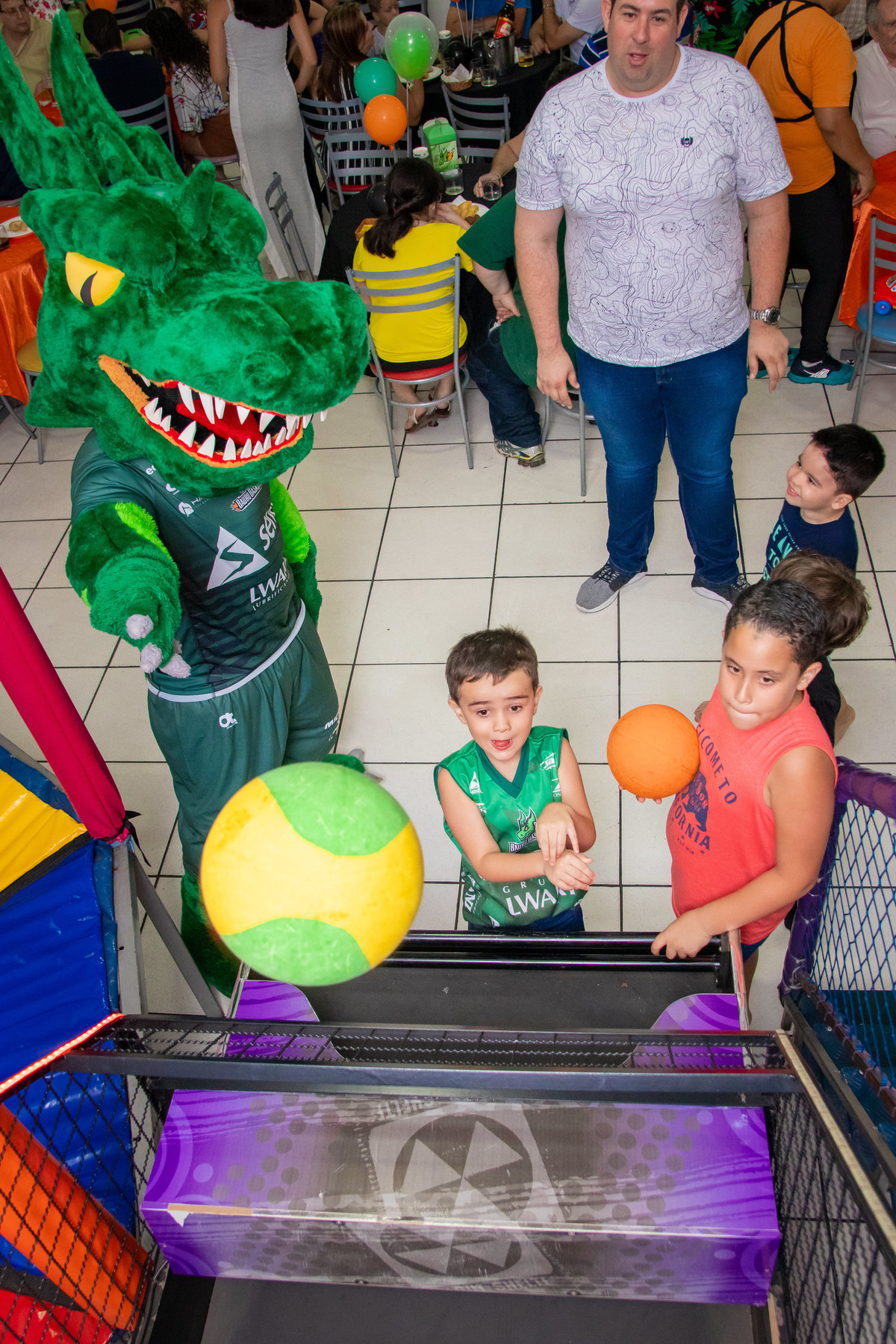 mascote do bauru basket brincando com aniversariante