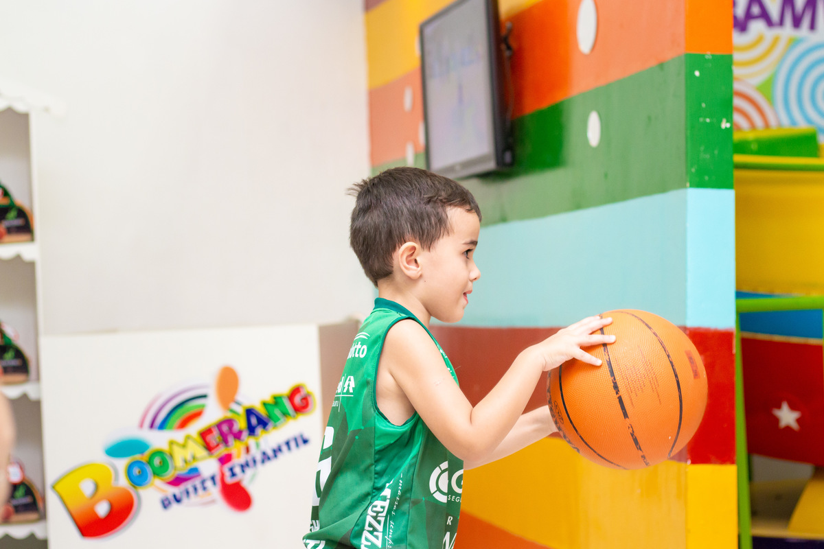 aniversariante jogando basquete em sua festa