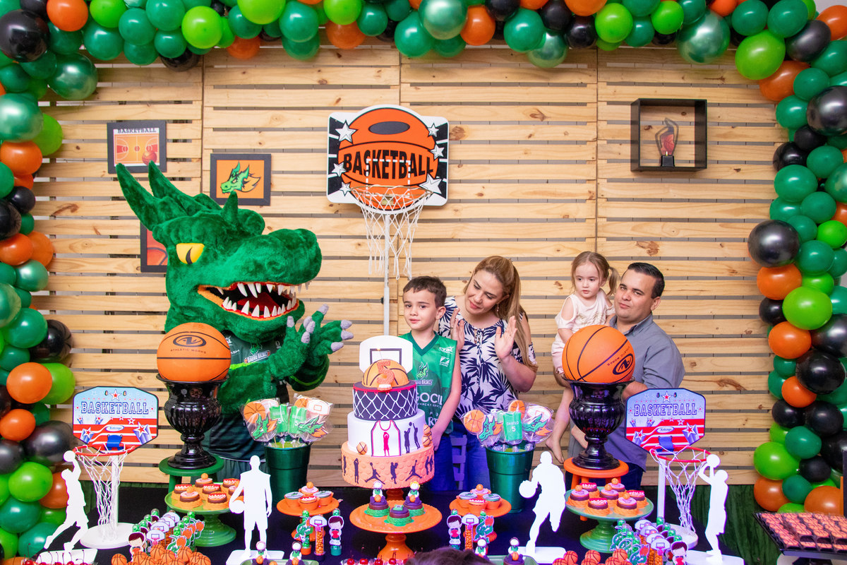 Aniversariante, família e mascote do bauru basket cantando parabéns