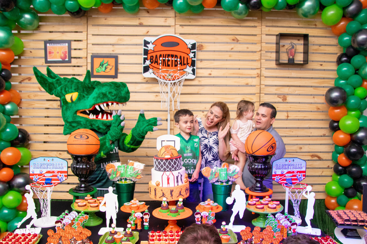 Aniversariante cantando parabéns