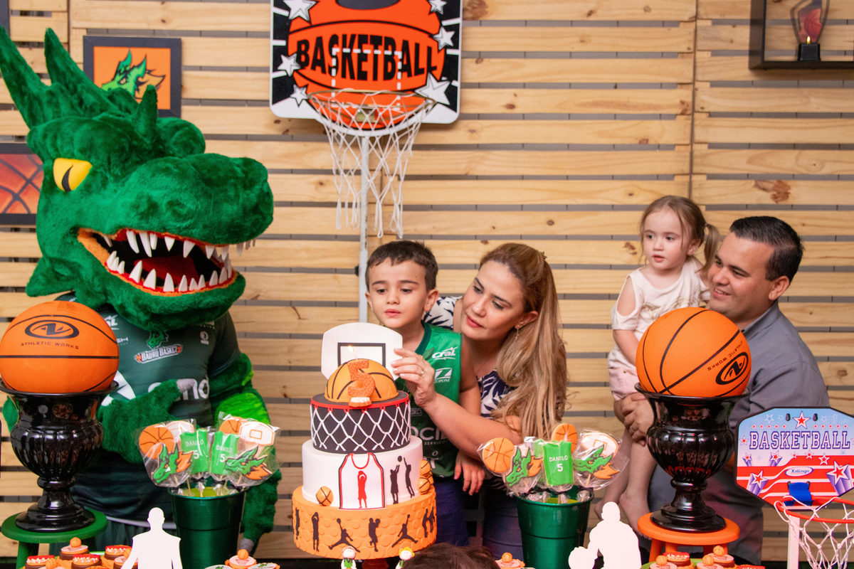 Aniversariante assoprando suas velinas 