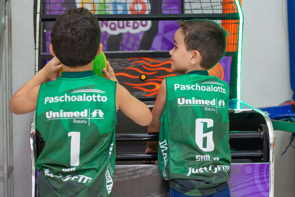 Aniversariante e amigos jogando basquete em aniversário