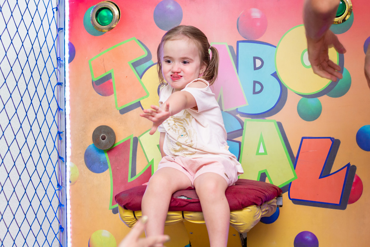 Menininha brincando no tombo legal