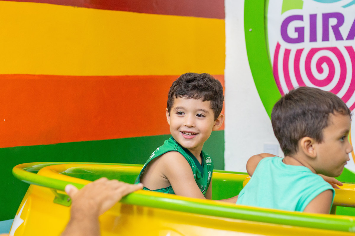 menino rindo em brinquedo labamba