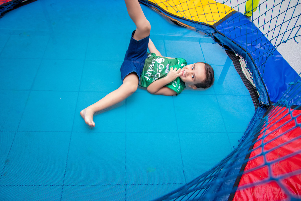 aniversariante descansando no pula pula