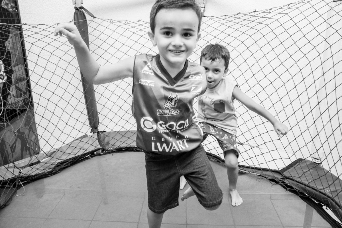 aniversariante e amigos pulando na cama elástica