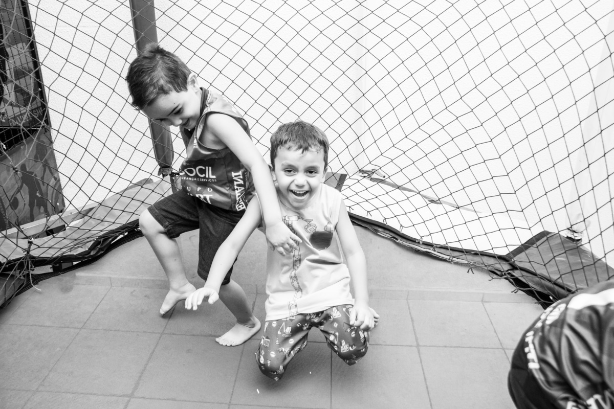 aniversariante e amigos se divertindo no pula-pula 