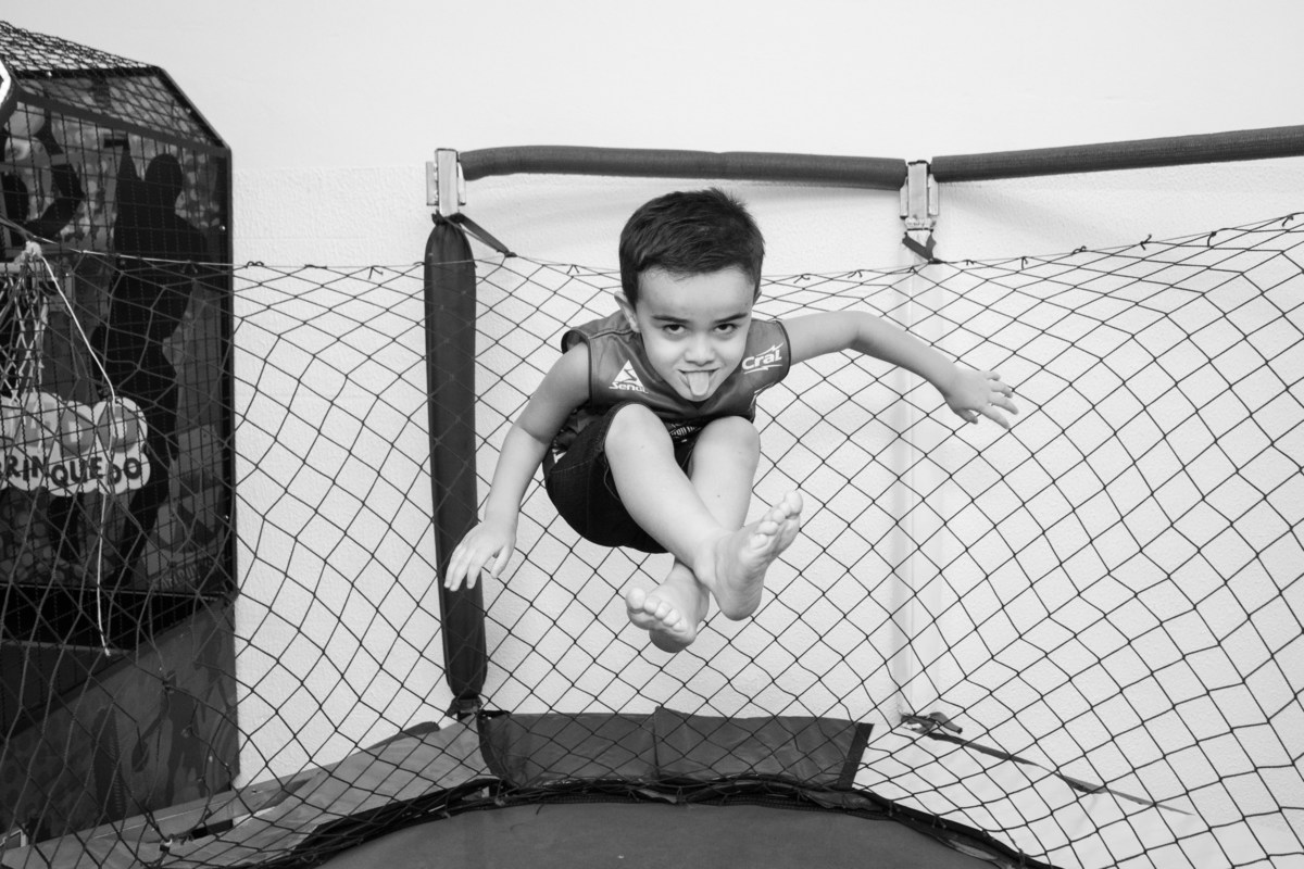 aniversariante pulando na cama elástica