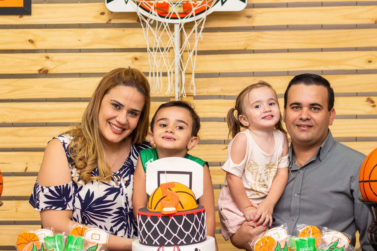Família na mesa do bolo em aniversário