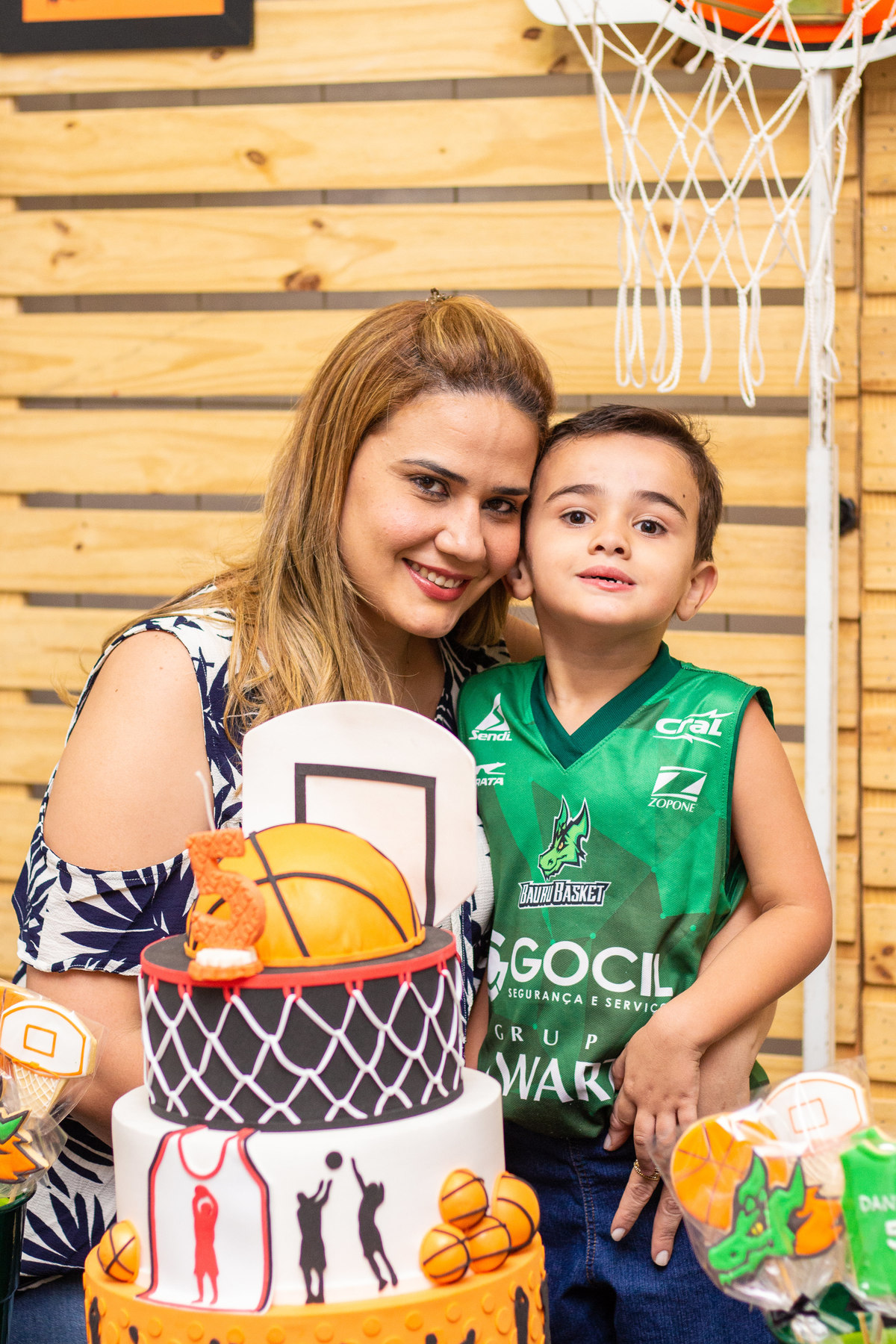 Mãe e filho em seu aniversário de 5 anos