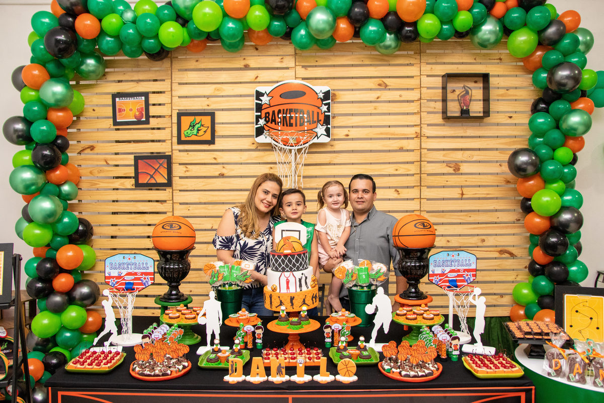 Foto com a família na mesa do bolo