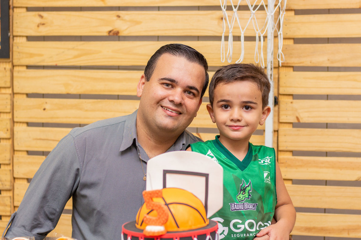 Pai e filho na mesa do bolo