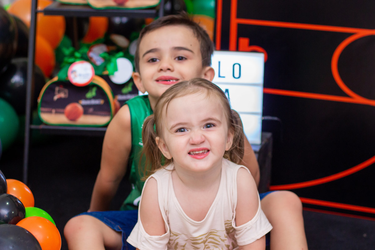 aniversariante e irmã rindo em aniversário