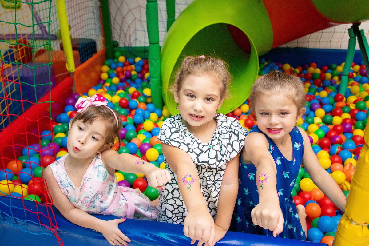 Amigas mostrando suas pinturas em aniversário