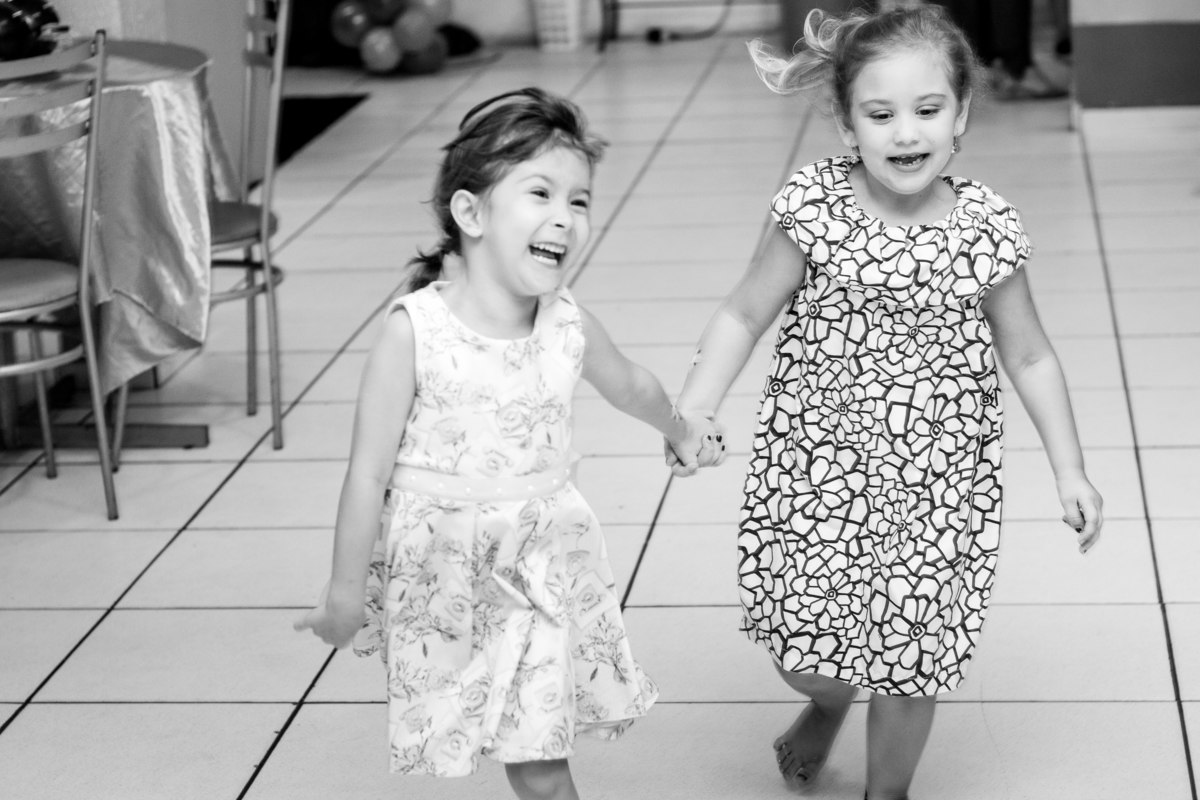 Amigas correndo em aniversário infantil