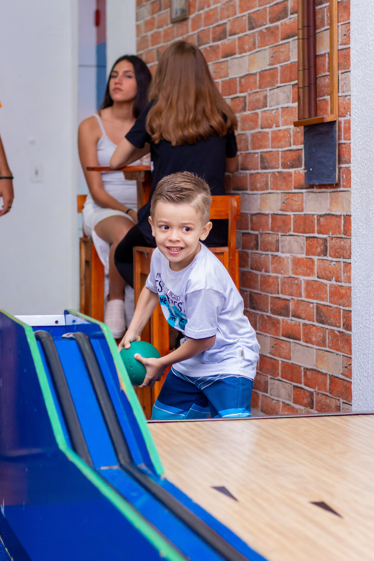 menino jogando boliche em aniversário