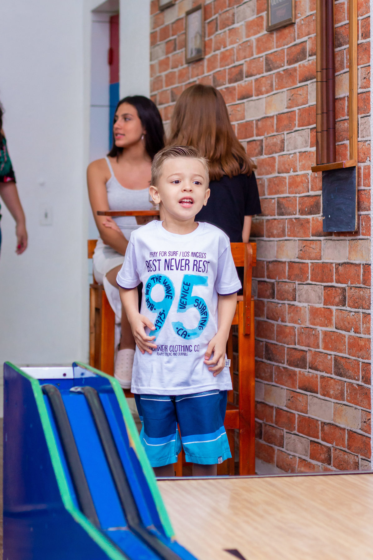 menino olhando sua jogada do boliche