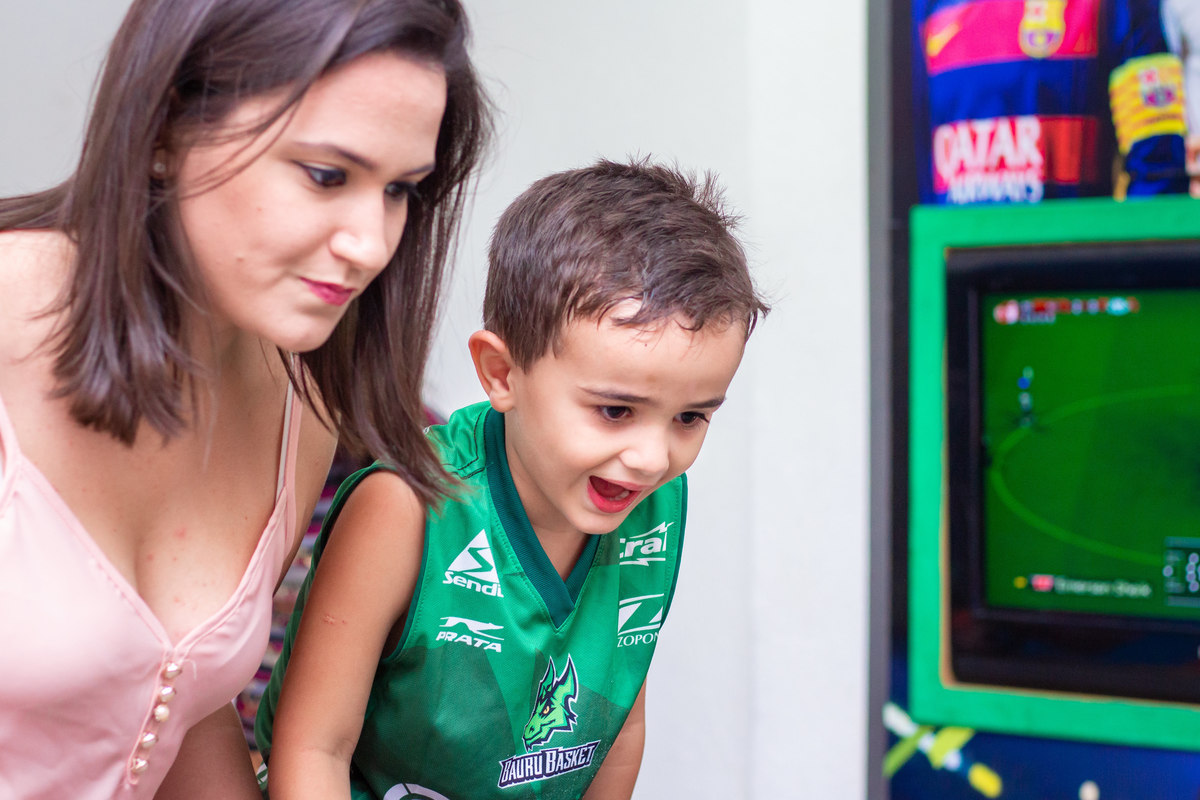 Tia e sobrinho brincando no pebolim