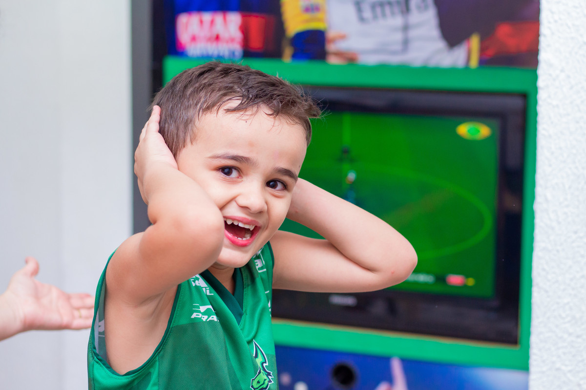 Aniversariante rindo ao jogar pebolim