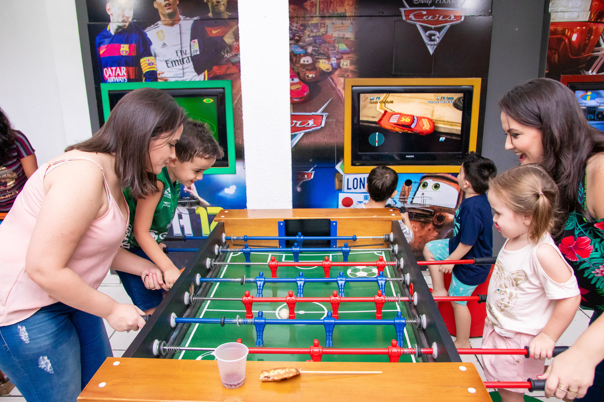 Família jogando pebolim em aniversário