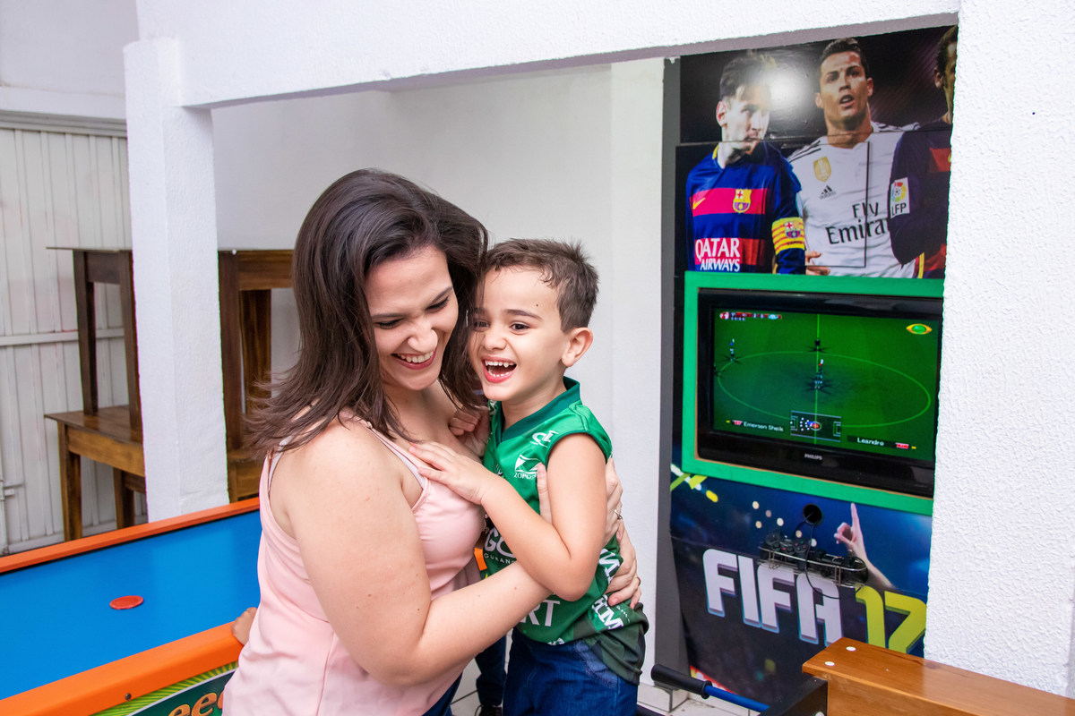 Tia fazendo cócegas em aniversariante