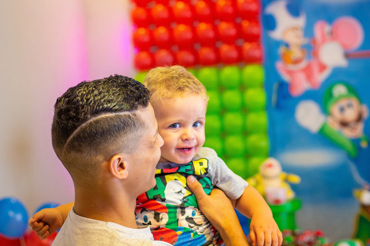 Foto espontânea com o pai em aniversário infantil