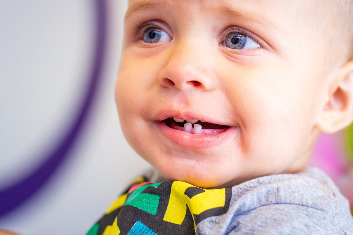Foto do aniversariante mostrando os dentinhos