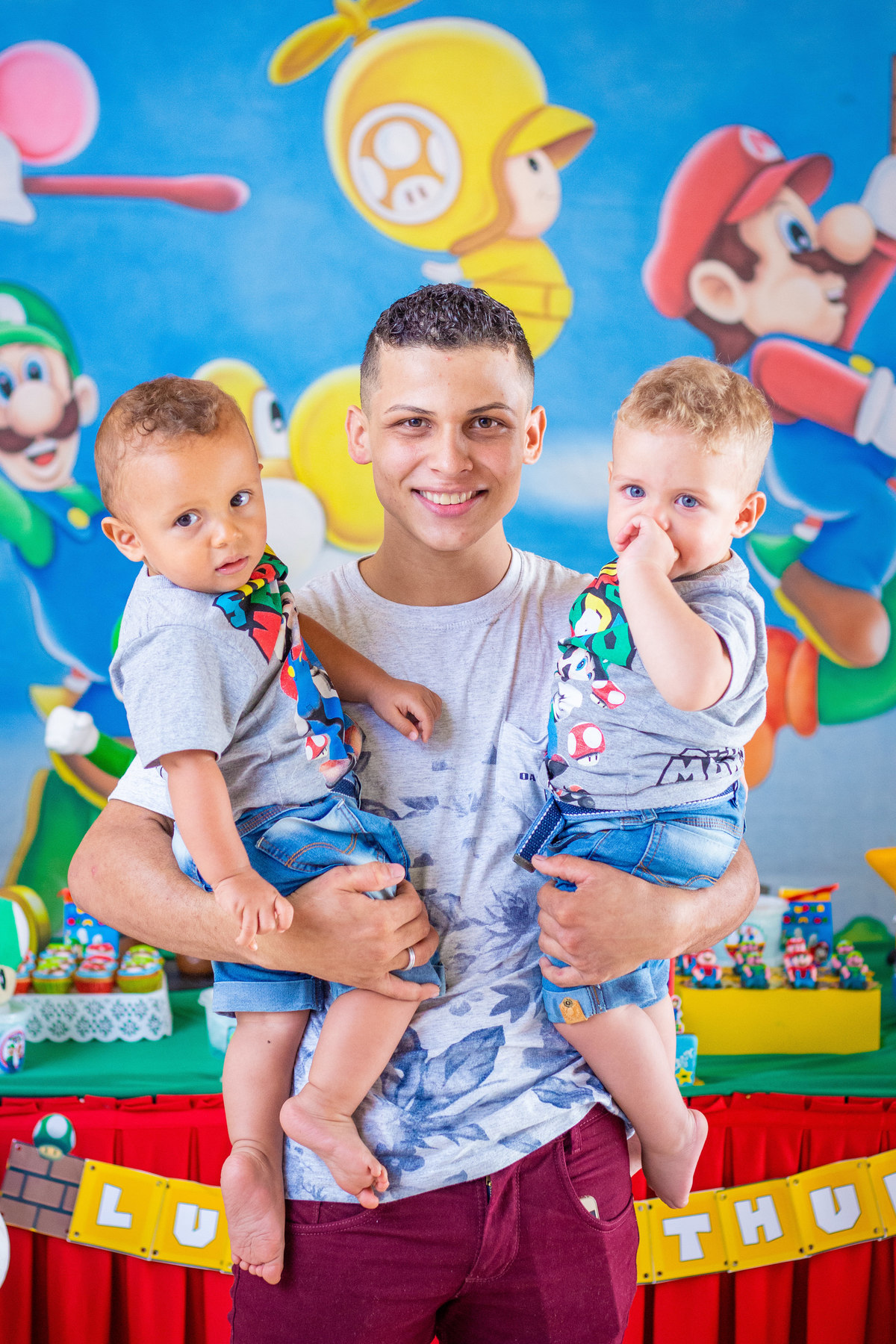 Pai de gêmeos, foto com o pai na mesa do bolo