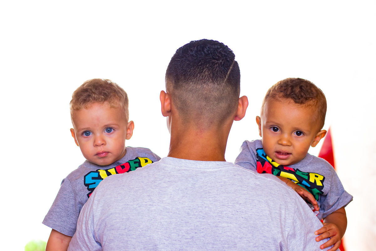 Pai de gêmeos, foto com gêmeos em anivesário