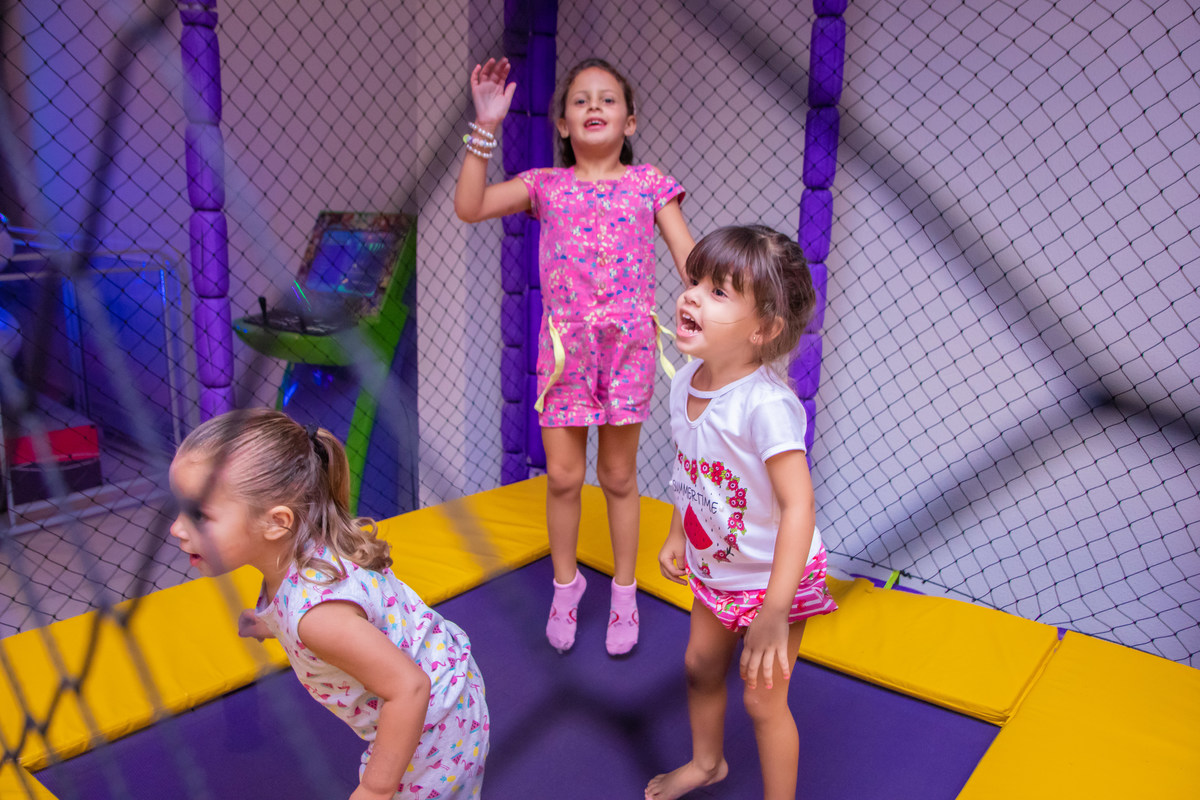 Crianças brincando no pula pula em aniversário 