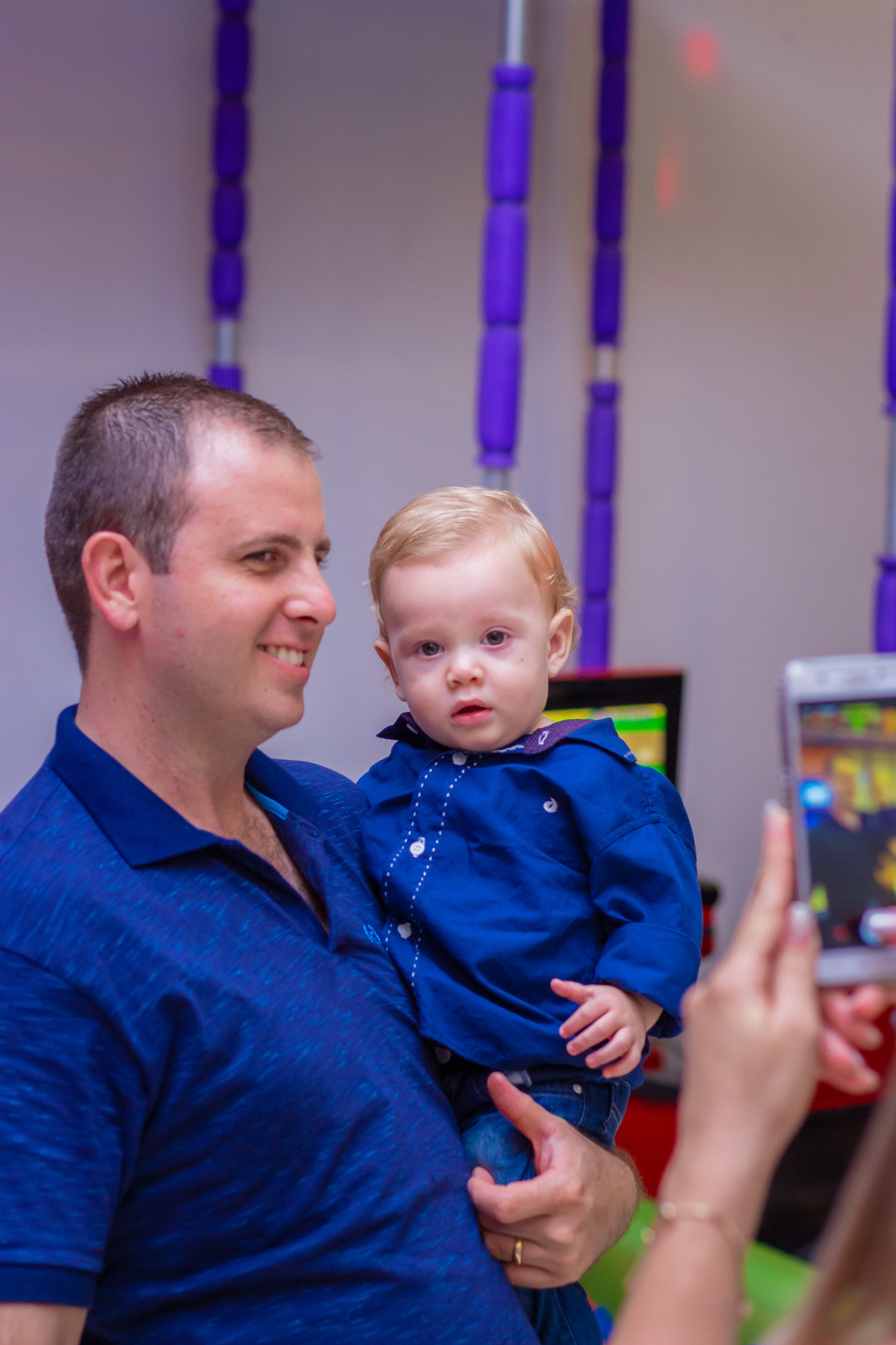 Pai e filho em aniversário infantil