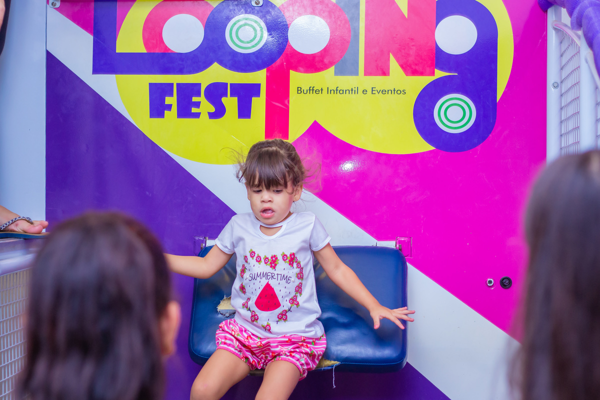Criança brincando no tombo legal, buffet Looping Bauru