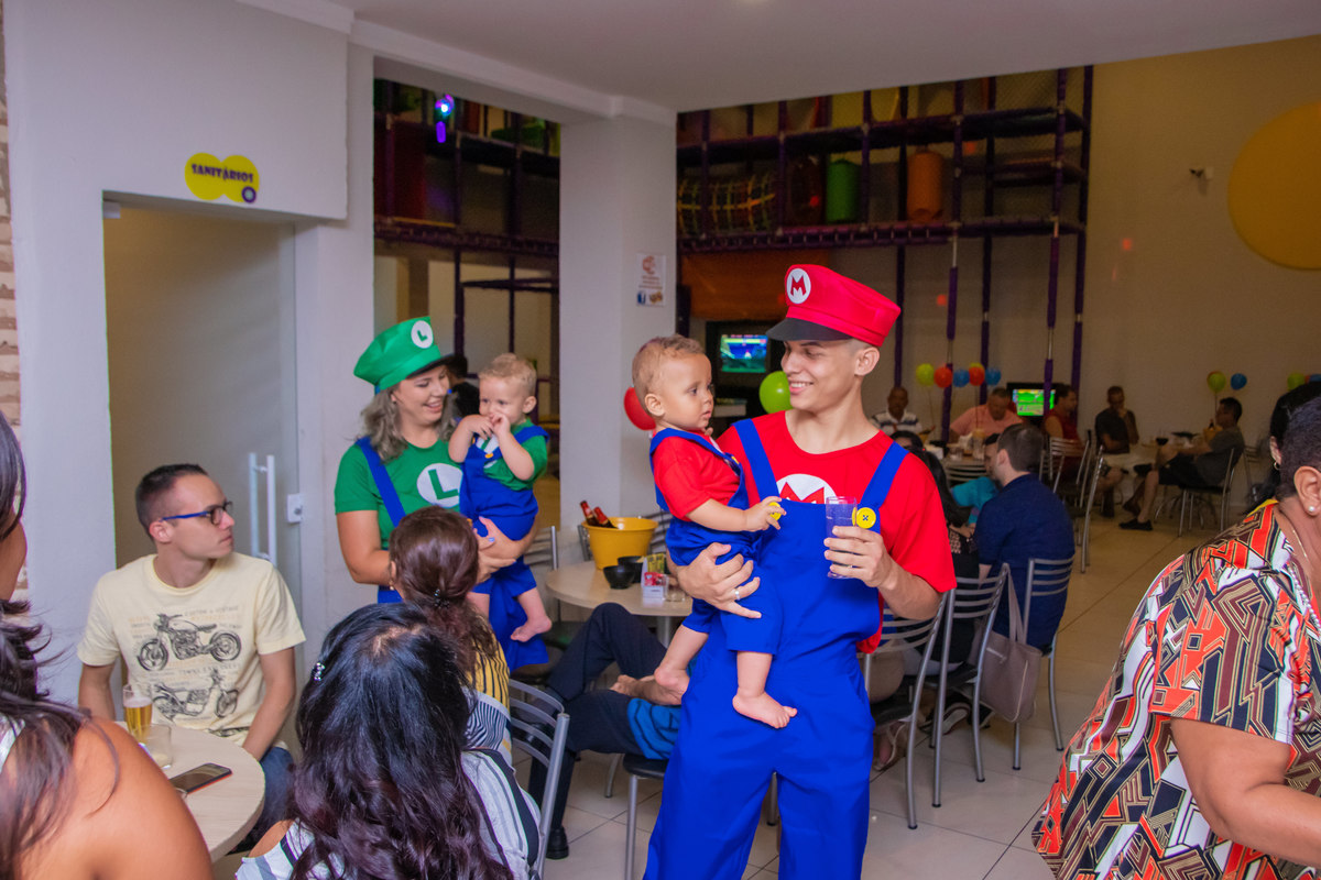 Pais e filhos fantasiados de Mario Bros em aniversário, fantasia Mario Bros 