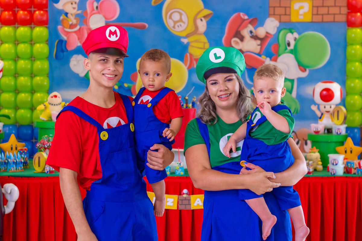 Pais e filhos fantasiados em aniversário, fantasia Mario Bros