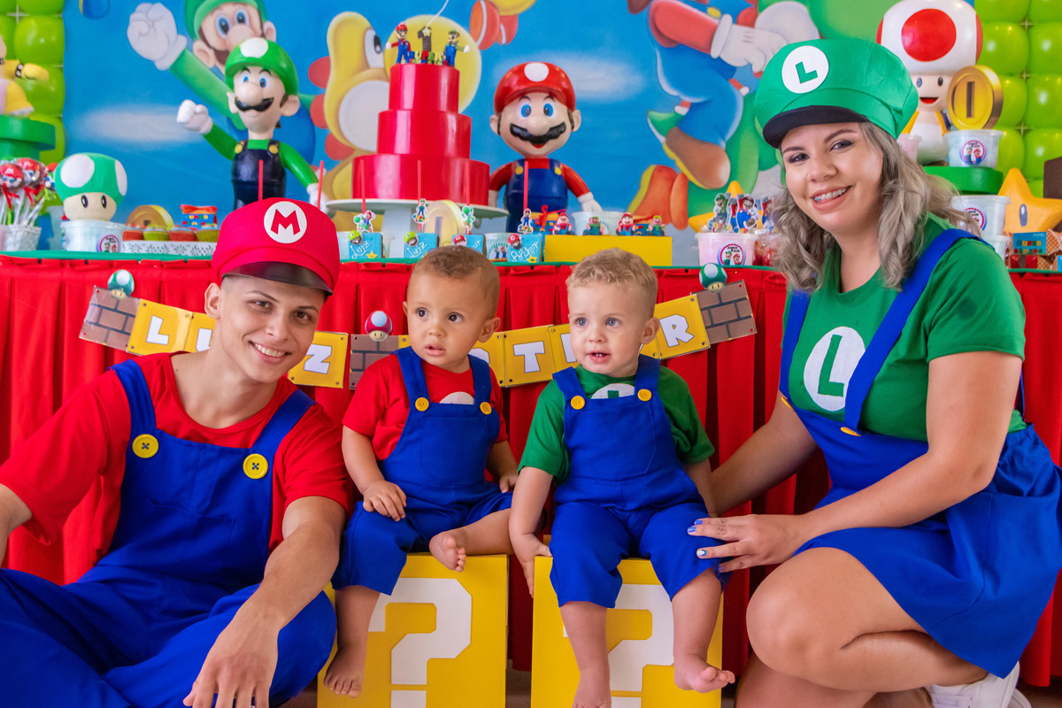 Foto com os pais na mesa do bolo, fantasia Mario Bros 