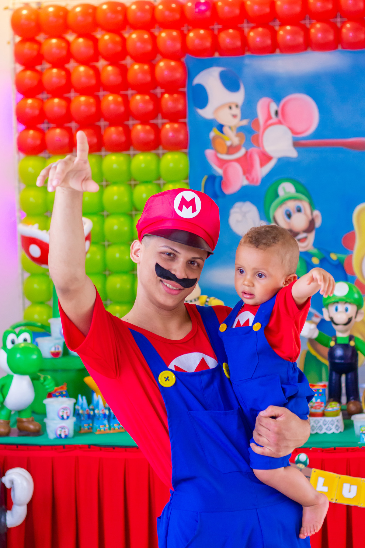 Pai e filho fantasiados de Mario Bros 
