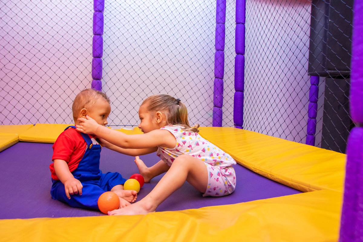 Crianças conversando em aniversário