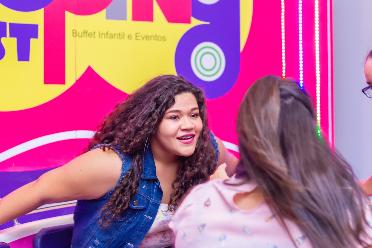 Adolescente se divertindo na lambamba, buffet Looping Bauru