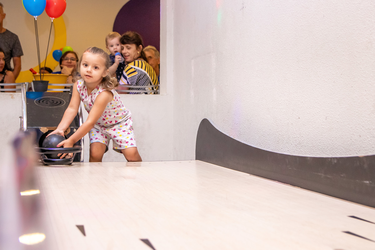 Menina brincando no boliche, buffet Looping Bauru