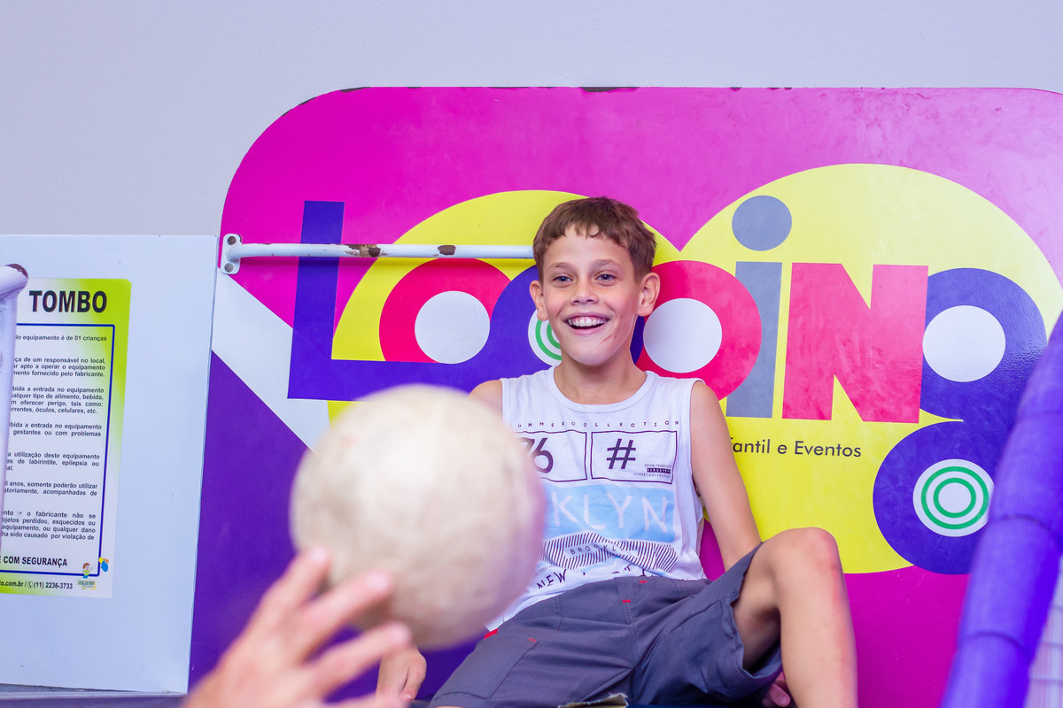 Menino brincando no tombo legal, buffet Looping Bauru