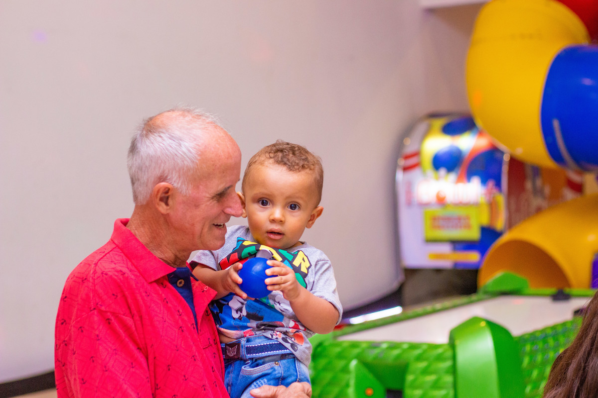 Avô e neto em seu aniversário de 1 ano