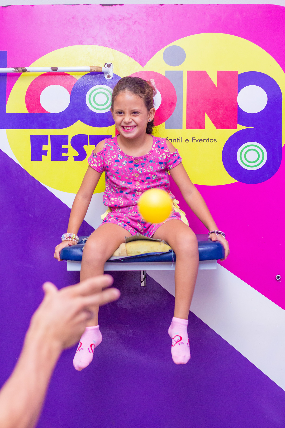 Menina sorrindo ao brincar no tombo legal, buffet Looping Bauru