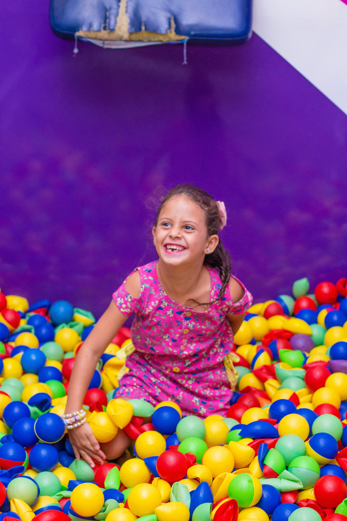 Menina sorrindo na piscina de bolinhas, Buffet Looping Bauru