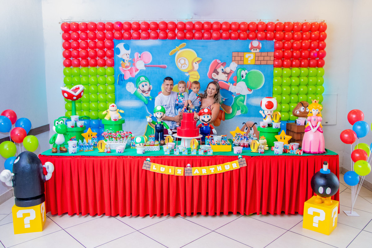 Foto com os pais na mesa do bolo, decoração Mario Bros, Buffet Looping Bauru