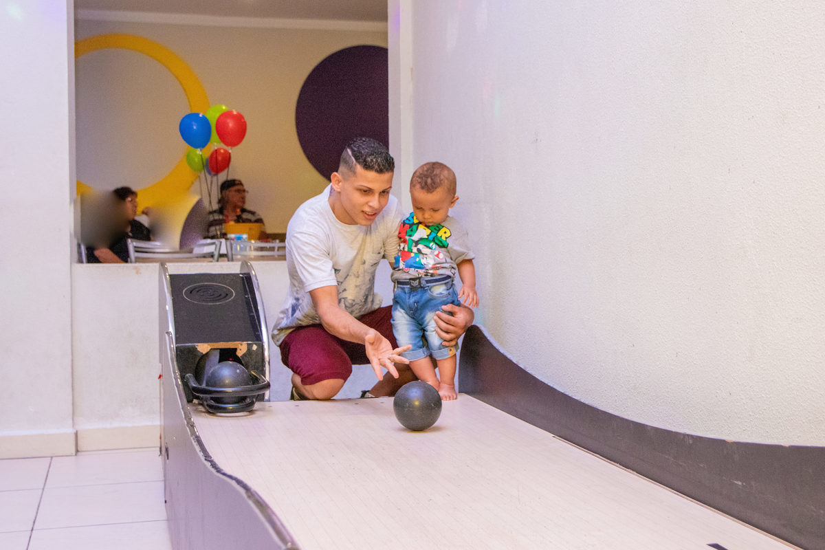 Pai e filho brincando de boliche, buffet Looping Bauru