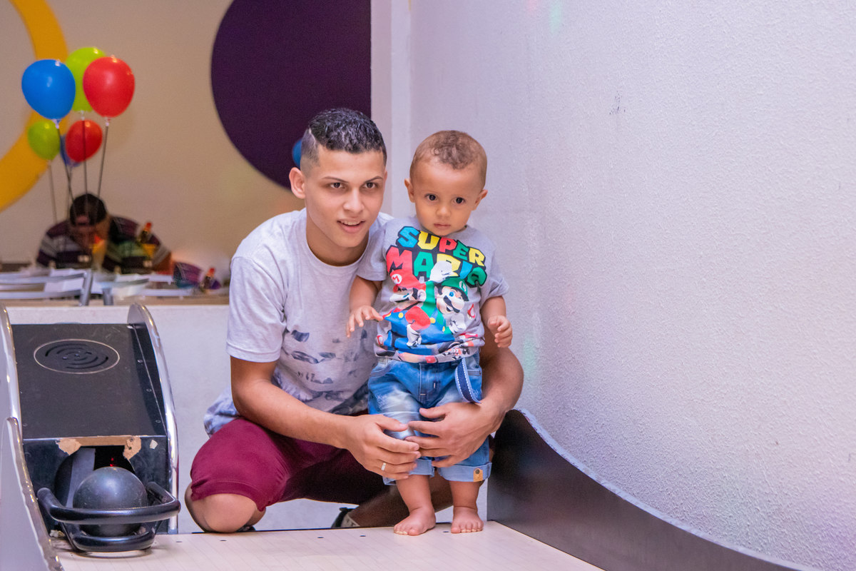 Pai e filho no boliche, buffet Looping Bauru