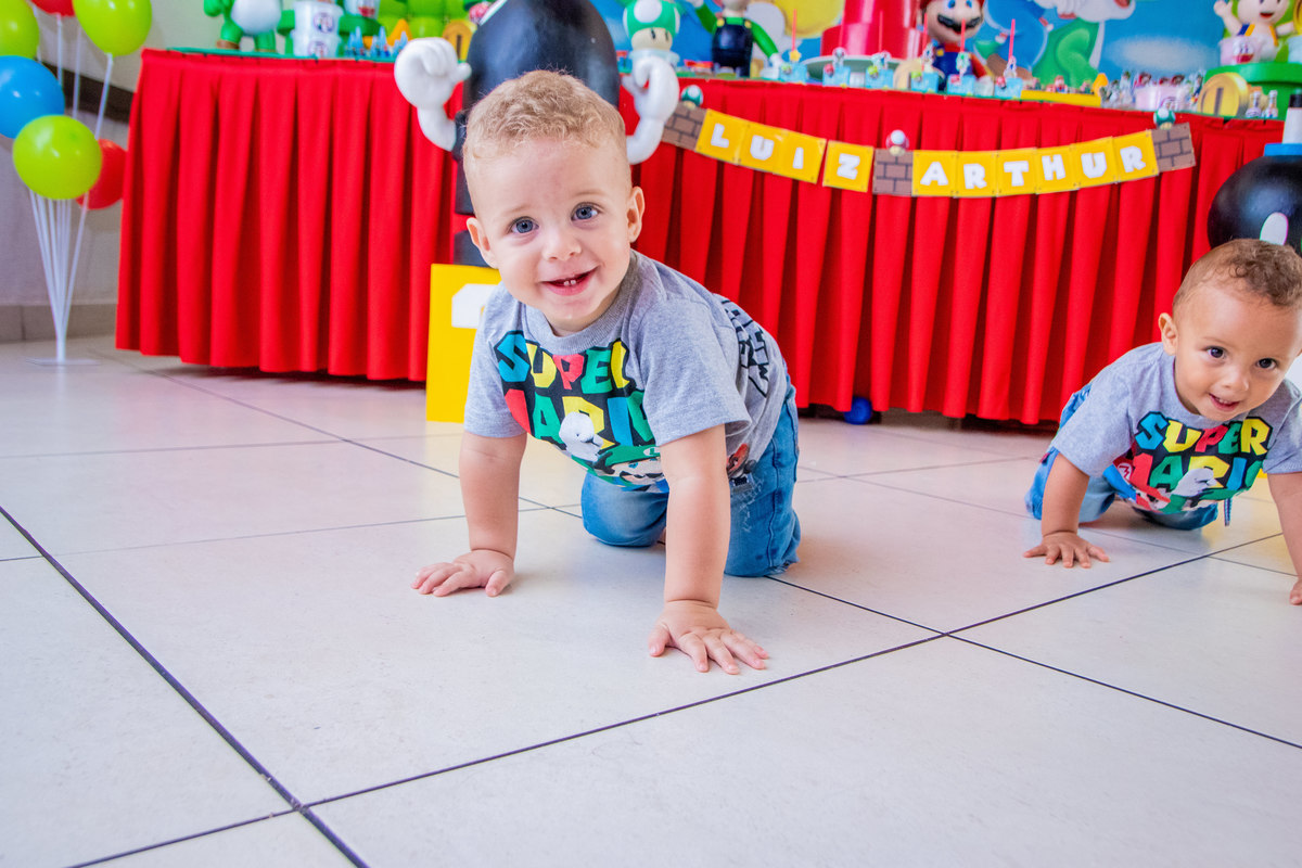 Irmãos engatinhando em aniversário